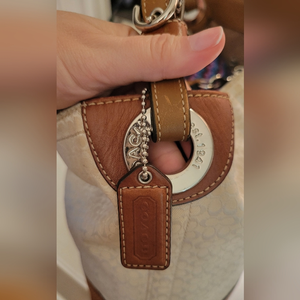 COACH 07' LEATHERWARE SHOULDER BAG CREAM/BRWN/SLVR 10×12 - Picture 7 of 15